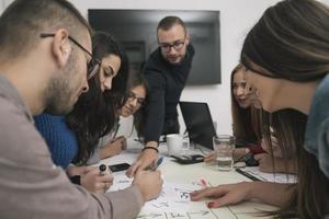 uitvoerend leider pratend naar gelukkig verschillend medewerkers groep Bij zakelijke kantoor briefing, foto