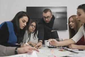 uitvoerend leider pratend naar gelukkig verschillend medewerkers groep Bij zakelijke kantoor briefing, foto