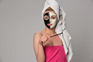 mooi vrouw model- met zwart en wit gelaats kunstmatig masker foto