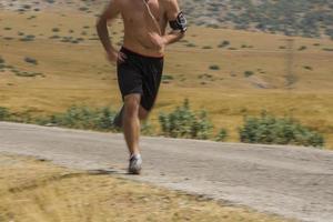 sportief Mens loper rennen Aan berg plateau in zomer foto