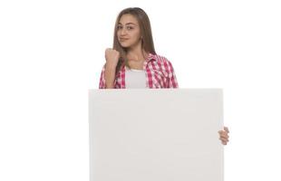 jong glimlachen vrouw Holding een blanco vel van papier voor reclame foto