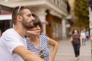 paar van toeristen hebben pret wandelen Aan stad straat Bij vakantie - gelukkig vrienden lachend samen Aan vakantie - mensen en vakantie concept foto