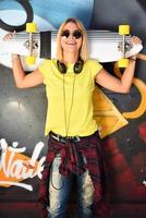 koel skateboard vrouw Bij een openbaar graffiti park foto