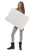 jong glimlachen vrouw Holding een blanco vel van papier voor reclame foto