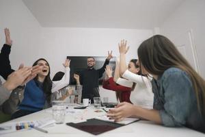 uitvoerend leider pratend naar gelukkig verschillend medewerkers groep Bij zakelijke kantoor briefing, foto