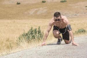 jong Mens loper rennen Aan een berg weg. jogger opleiding training in geschiktheid schoen. gezond levensstijl en sport concept. beweging vervagen en selectief focus. foto
