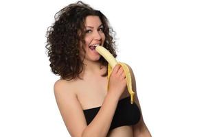 jong vrouw aan het eten banaan. foto