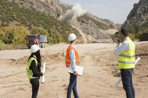 bouw arbeiders controlerend explosie foto