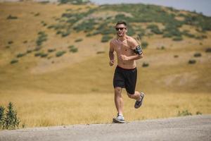 sportief Mens loper rennen Aan berg plateau in zomer foto