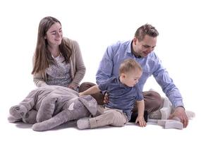 gelukkig naar worden een familie. gelukkig familie van vier bonding naar elk andere en glimlachen foto