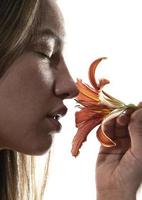 artistiek portret van een vrouw Holding lelie bloem. schoonheid concept. geïsoleerd Aan wit achtergrond foto