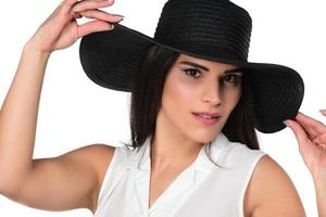 mooi vrouw in een zwart brede rand hoed foto