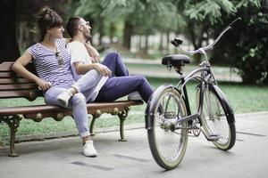 paar van toeristen hebben pret wandelen Aan stad straat Bij vakantie - gelukkig vrienden lachend samen Aan vakantie - mensen en vakantie concept foto