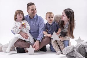 gelukkig naar worden een familie. gelukkig familie van vier bonding naar elk andere en glimlachen foto