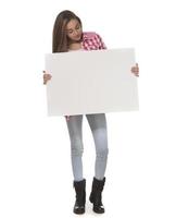 jong glimlachen vrouw Holding een blanco vel van papier voor reclame foto