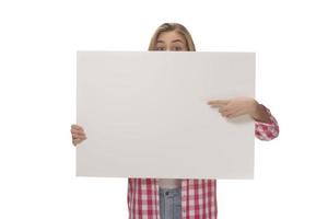 jong glimlachen vrouw Holding een blanco vel van papier voor reclame foto