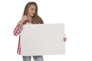 jong glimlachen vrouw Holding een blanco vel van papier voor reclame foto