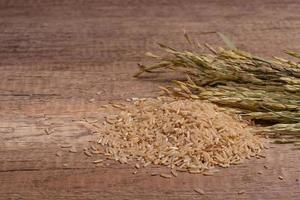bruin jasmijn rijst- Aan donker hout achtergrond met kopiëren ruimte, gezond voedsel foto