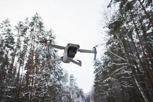 dar quadcopter met camera vliegend in winter Woud foto