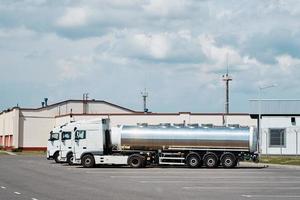 vrachtwagens met tank aanhangwagen Aan parkeren veel foto