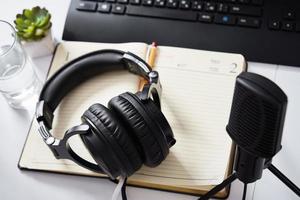 microfoon en hoofdtelefoons Aan de tafel, top visie. radio podcast werkplaats foto