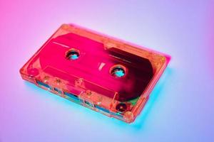 retro cassette plakband Aan een kleurrijk neon achtergrond foto