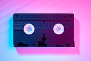 video cassete Aan de kleur achtergrond. retro vhs cassette plakband foto