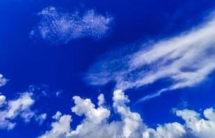 blauwe lucht met prachtige wolken op zonnige dag in mexico. foto