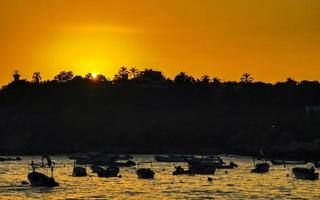 kleurrijk gouden zonsondergang groot Golf en strand puerto escondido Mexico. foto