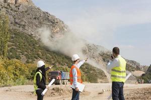 bouw arbeiders controlerend explosie foto