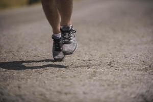 sportief Mens loper rennen Aan berg plateau in zomer foto