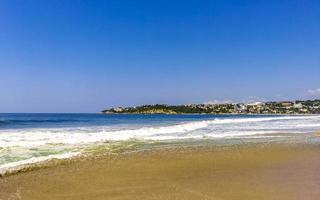 extreem reusachtig groot surfer golven zicatela strand puerto escondido Mexico. foto