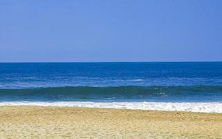 extreem reusachtig groot surfer golven Bij strand puerto escondido Mexico. foto