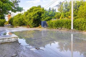 modderig wegen met plassen en modder Aan holbox eiland Mexico. foto