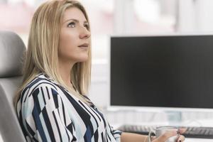 bedrijf vrouw bezig werken Aan laptop computer Bij kantoor. foto