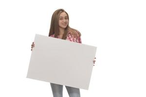 jong glimlachen vrouw Holding een blanco vel van papier voor reclame foto