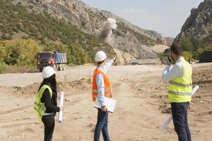 bouw arbeiders controlerend explosie foto