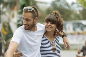 paar van toeristen hebben pret wandelen Aan stad straat Bij vakantie - gelukkig vrienden lachend samen Aan vakantie - mensen en vakantie concept foto