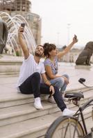 paar van toeristen hebben pret wandelen Aan stad straat Bij vakantie - gelukkig vrienden lachend samen Aan vakantie - mensen en vakantie concept foto