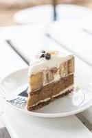 banoffee cake op minimale witte achtergrond foto