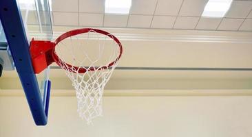 dichtbij omhoog binnen- Sportschool basketbal hoepel en bord, kunstmatig verlichting foto