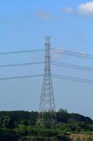 hoog Spanning polen - langetermijn oever van het meer hoog voltage polen zijn wezen gebouwd door ervaren ingenieurs naar voorzien mensen met elektriciteit en klant Diensten. foto