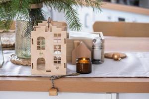 sleutel naar de huis Aan knus huis met Kerstmis decor Aan tafel van feestelijk keuken. geschenk voor nieuw jaar. gebouw, ontwerp, projecteren, in beweging naar nieuw huis, hypotheek, huur en aankoop echt landgoed foto