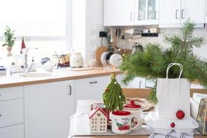 voedsel levering onderhoud containers Aan tafel in wit keuken, feestelijk geserveerd voor viering van Kerstmis en nieuw jaar. besparing tijd, heet bestellen, beschikbaar plastic doos, ambacht pakket. bespotten omhoog foto