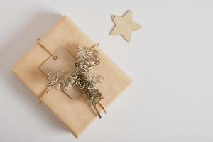 geschenk dozen met kraft papier Aan grijs achtergrond, origineel geschenk decor met minimalistisch milieuvriendelijk Kerstmis decor foto