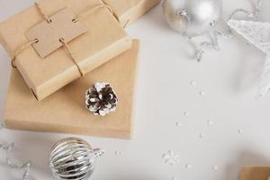 cadeaus dozen Aan grijs achtergrond, glimmend feestelijk nieuw jaar of Kerstmis decor, Kerstmis cadeaus en decoraties foto