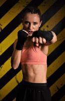 mma vrouw vechter taai kuiken bokser stempel houding mooi oefening opleiding kruis fit atleet foto
