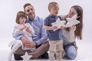 gelukkig naar worden een familie. gelukkig familie van vier bonding naar elk andere en glimlachen foto