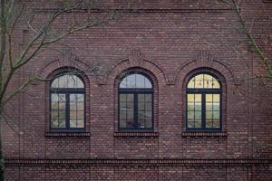 meerdelig venster van een oud steen industrieel gebouw foto