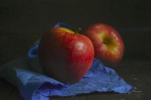 appel fruit Aan hout achtergrond foto